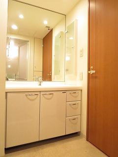Bathroom.  ◆ The large mirror, Widely felt  ◆ We also been enhanced storage part