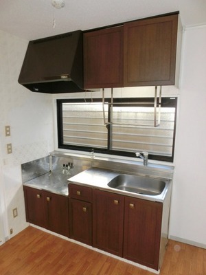 Kitchen. Two-burner gas stove can be installed