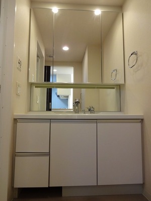 Washroom. Vanity happy triple mirror in the morning of the dressing