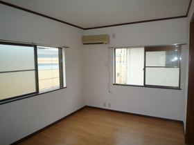 Living and room. Floor corner room! It is good. 