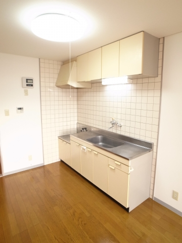 Kitchen. It is easy to use a wide sink in the kitchen ~  ☆