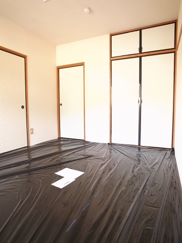 Living and room. In tatami cover to prevent sunburn