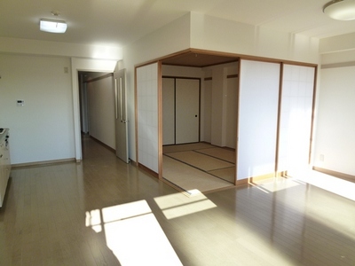 Living and room. If you use integrally with Japanese-style, It can be further relaxed use.