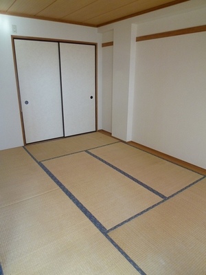 Living and room. Living and is a Japanese-style room, which can integrally use.