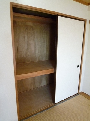 Receipt. Closet of Japanese-style. It is with upper closet.