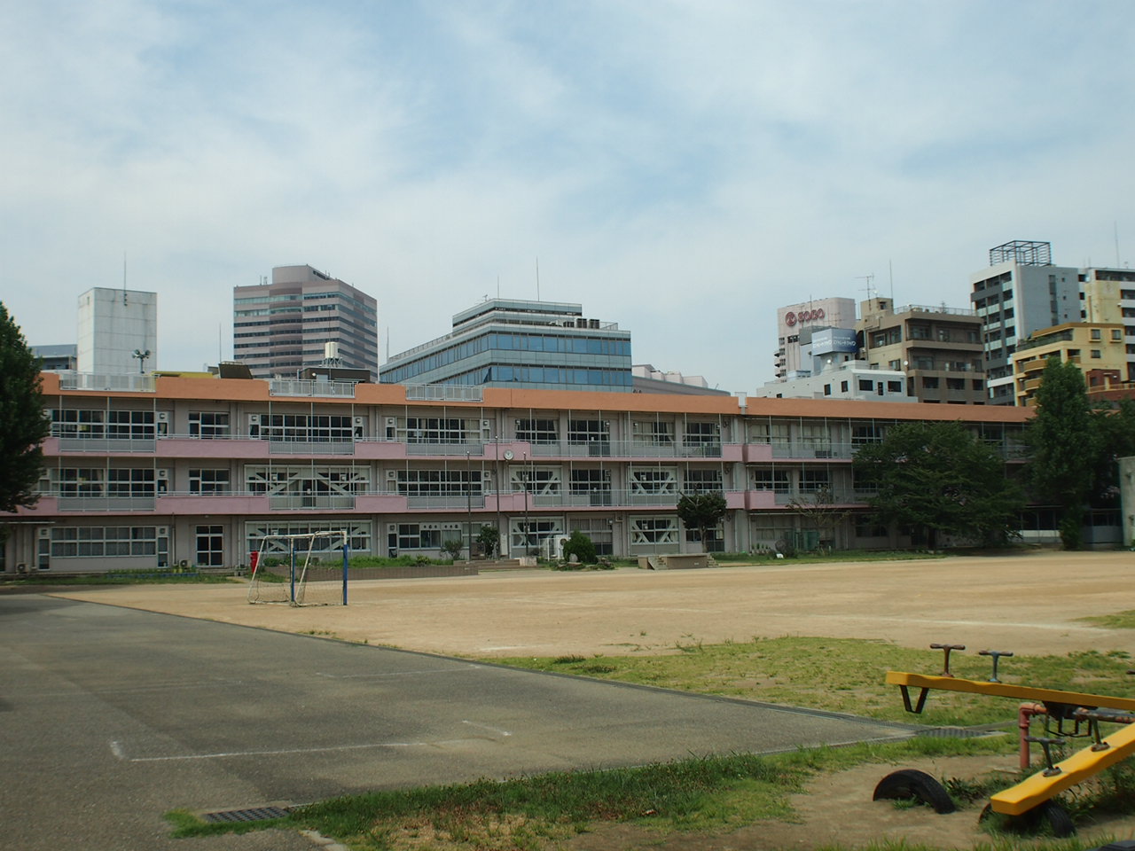 Primary school. 307m to Shinjuku elementary school (elementary school)