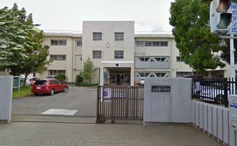 Junior high school. 870m to raw Hamahigashi elementary school