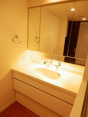 Washroom. It is a convenient independent wash basin in the morning of the busy time zone!