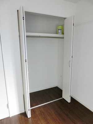 Receipt. Closet with a hanger rail.