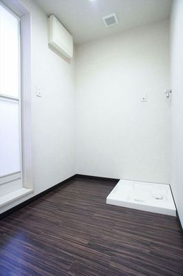 Washroom. Loose spread, Is a dressing room with cleanliness. 