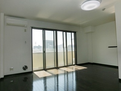 Living and room. Flooring clad Western-style