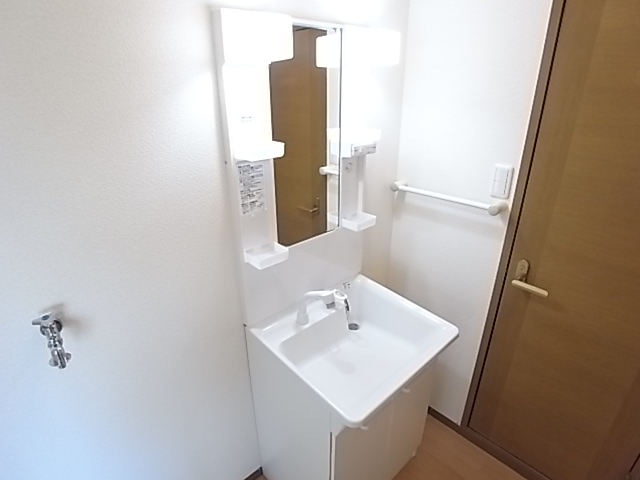 Washroom. It has been changed to shampoo dresser.