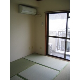 Living and room. I also calm Japanese-style room.