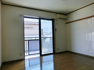 Living and room. Bright flooring clad Western-style