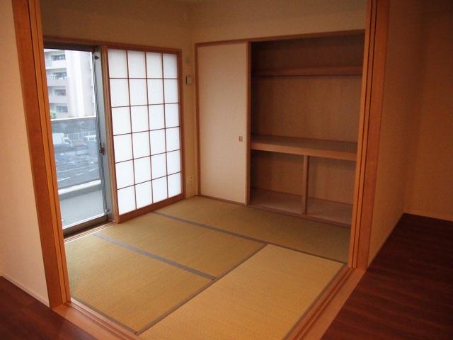 Non-living room. Bathroom Dryer 						 / 							LDK15 tatami mats or more 						 / 							Japanese-style room 						 / 							Bicycle-parking space 						 / 							Elevator 						 / 							Warm water washing toilet seat 						 / 							TV monitor interphone 						 / 							Southwestward 						 / 							BS ・ CS ・ CATV 						 / 							Delivery Box