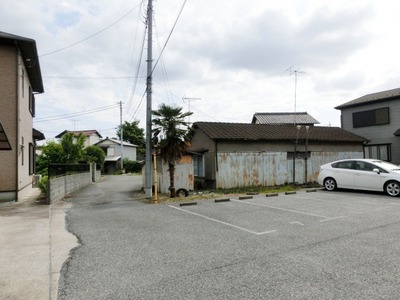 Parking lot. It is on-site parking.