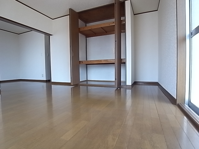 Living and room. It is spacious with each room ☆