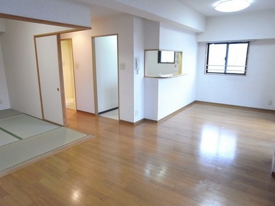 Living and room. Living that can open to use by connecting to the Japanese-style room.