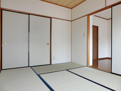 Other room space. It will calm the Japanese-style room