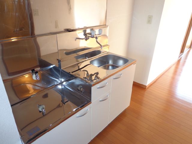 Kitchen. Gas stove can be installed. 