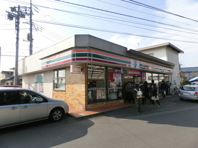 Convenience store. Seven-Eleven (convenience store) to 400m