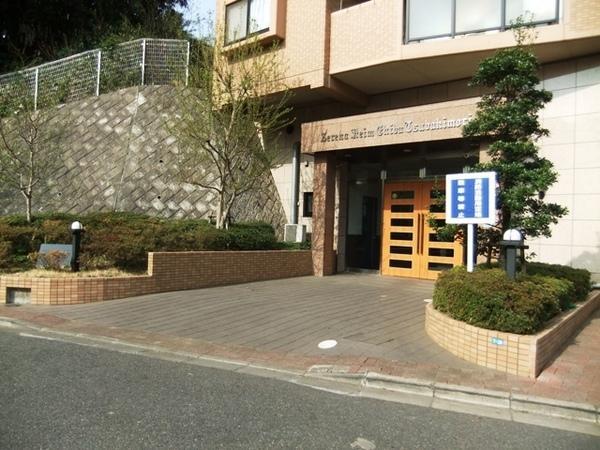 Entrance. Front door