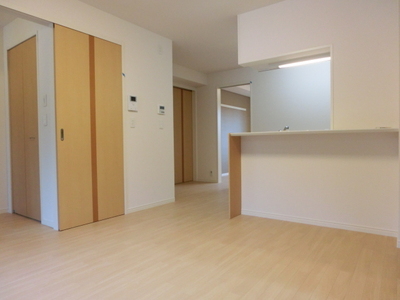 Living and room. Stylish floor plan of counter kitchen