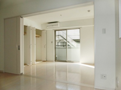 Living and room. It can be used widely by connecting the Western-style