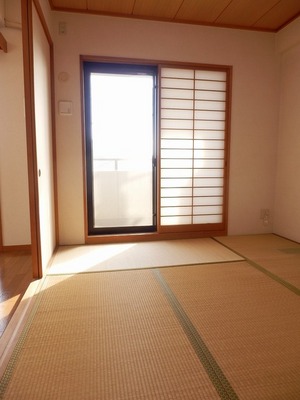 Living and room. Japanese-style room is a 6-quires of the room facing the balcony. Calm and there is a Japanese-style room