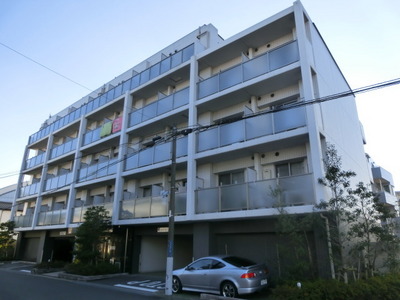 Building appearance. Is a 12-minute walk from the Soga Station Keiyo Line station of origin. 