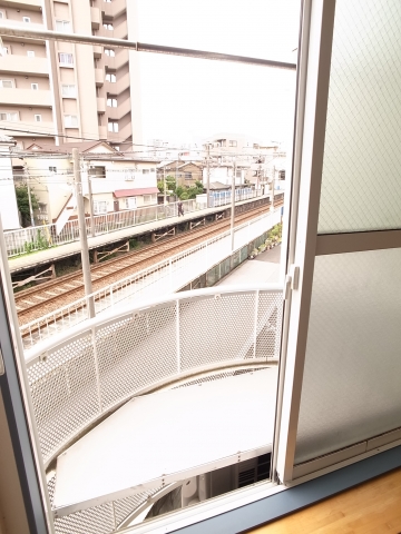 Balcony. What is before the eyes Shinchiba Station!