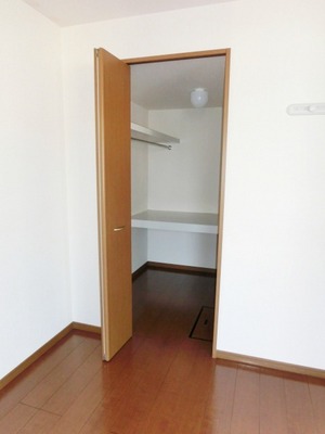 Receipt. Spacious walk-in closet