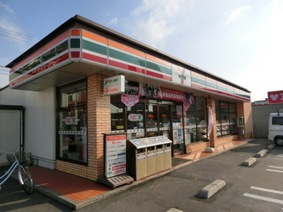 Convenience store. 420m to Seven-Eleven (convenience store)