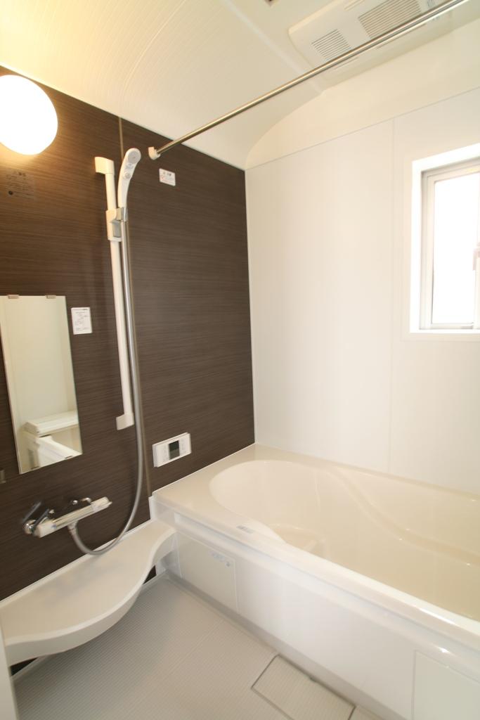 Bathroom. With drying heater (cool breeze with function) The drying of clothes in the rainy season is drying function, Winter is warm in the heating, Summer is cool and comfortable bath time in the cool breeze.