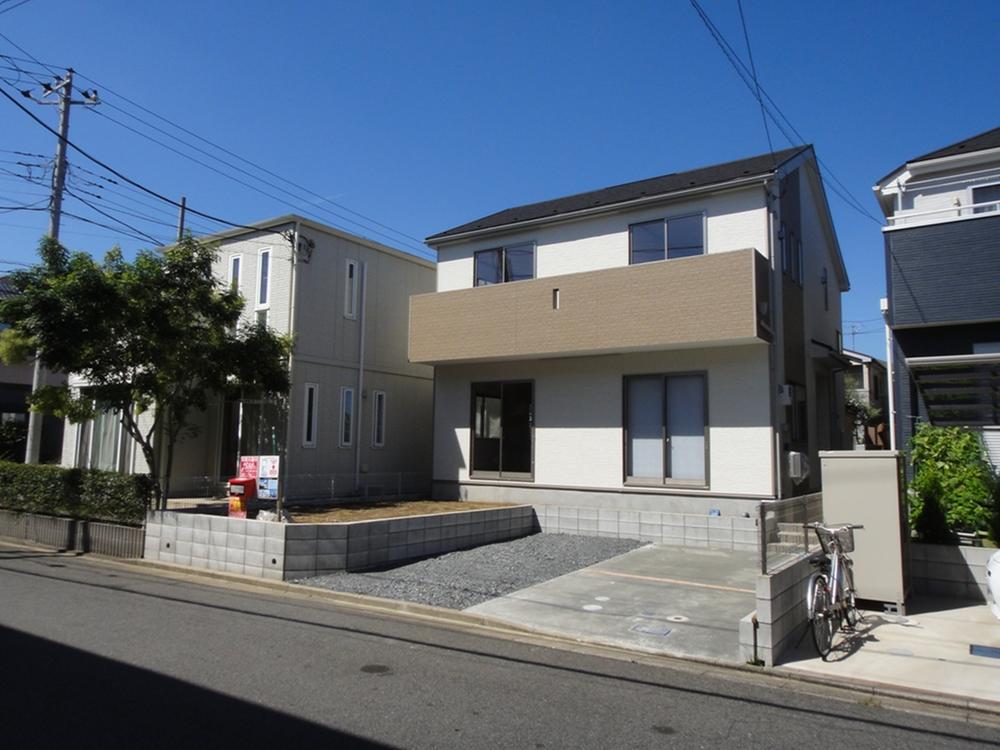 Local appearance photo. Simple design of two-tone color. Design of high texture of siding. Earthquake resistance in Dairaito method using the load-bearing surface material "Dairaito" on the outer wall foundation (framing + panel construction) ・ Fire protection is also taken into account.