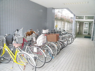 Entrance. Clean the maintenance has been bicycle parking