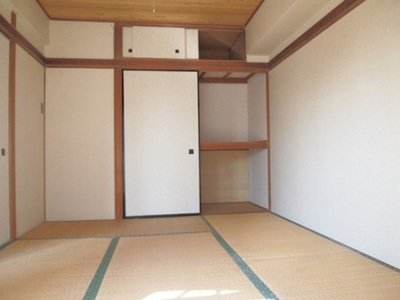 Living and room. Japanese-style room is located in the south Warm sunshine Plug