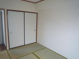 Living and room. Japanese-style room 6 quires, There is between the housing 1 minute