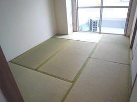 Living and room. Japanese-style room 6 quires, There is between the housing 1 minute