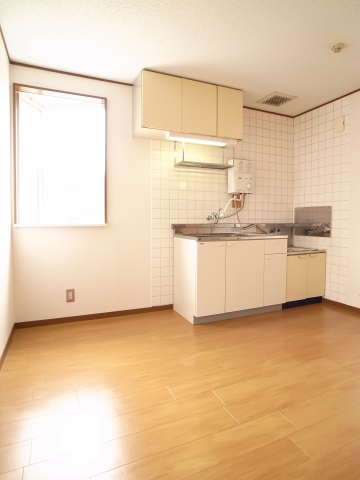 Kitchen. It is light and airy also kitchen space ☆