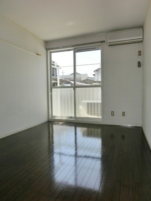 Living and room. Bright flooring clad Western-style