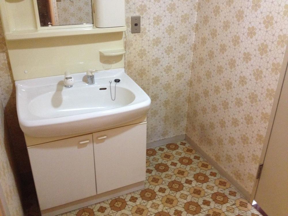 Wash basin, toilet. But is the old-fashioned vanity, By accommodating to change, such as in a lot it can be three-sided mirror type, It'll be even more fun is to fashionable!
