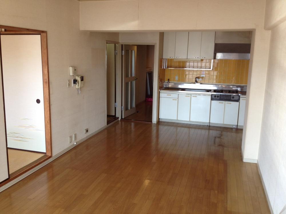 Living. Spacious living-dining kitchen. It is best to place for gatherings of family ☆