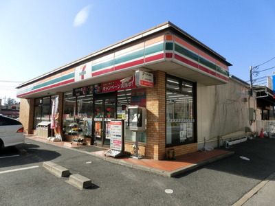 Convenience store. 300m to Seven-Eleven (convenience store)