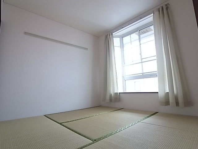 Other room space. Also offers 1 room Japanese-style room. 