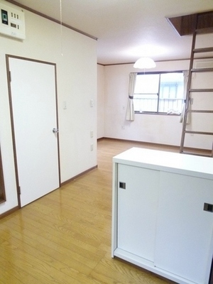 Living and room. Loft space bedroom, It can be used as a cargo storeroom field, etc..