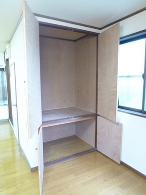 Living and room. Storage space is also widely, Clean up Hakadori also.