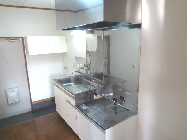 Kitchen. Gas stove can be installed. 