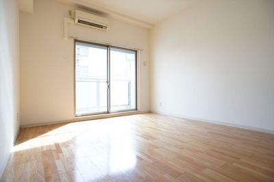 Living and room. South-facing sun per good ・ Bright room.
