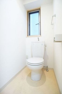 Toilet. Ventilation window ・ There outlet for bidet.